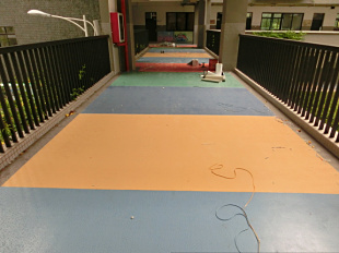 pvc復(fù)合地板膠同質(zhì)透心和復(fù)合多層的優(yōu)缺點(diǎn)有哪些？